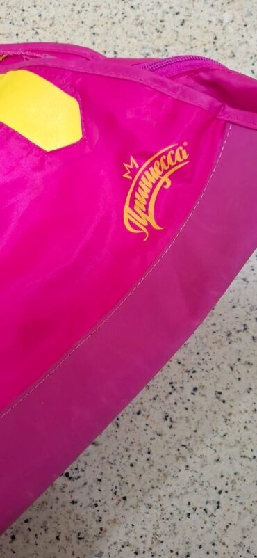 Məktəb çantaları: Fərqli ölçü və dizaynlarda uşaq çantaları dəsti. Çantalar müxtəlif — 11