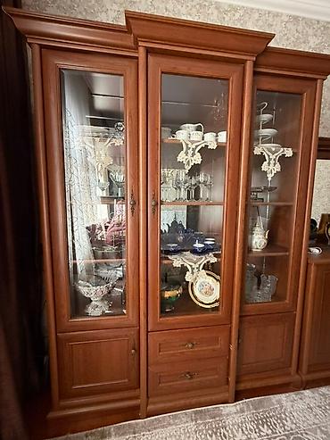 Servantlar: Şüşəli qapıları olan bu qəhvəyi taxta vitrin şkafı evin istənilən — 3