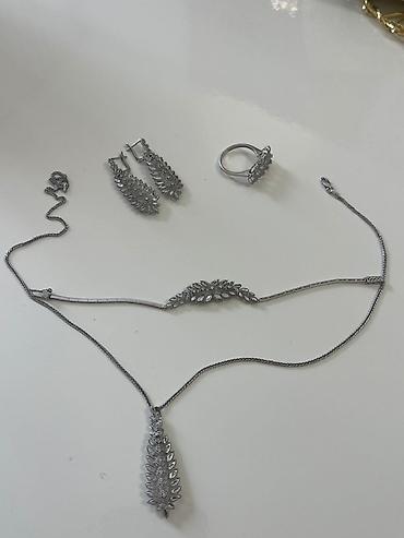 ağ qizil: Dəstə daxildir: Bilərzik, Boyunbağı, Kulon, Ağ qızıl, 585 Əyar, 16 g — 2
