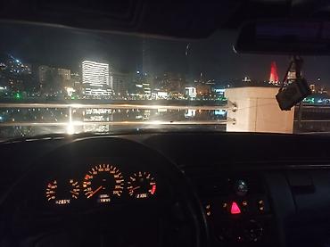 Mercedes-Benz: Mercedes-Benz E‑Class (W210) sedan – gümüş rəng. 1998 çi il 2.2 — 11