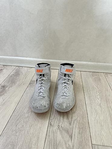Мужские кроссовки, 41, 41.5, 42, Nike, Б/у, цвет - Серый at lalafo.kg Мужские кроссовки, 41, 41.5, 42, Nike, Б/у, цвет - Серый