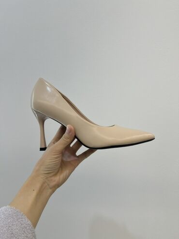 туфли на прокат: Лодочки-туфли на шпильке, бежевые (нюд) в идеальном состоянии