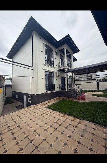 Продажа коттеджей и домов: Двухэтажный дом в классическом стиле с благоустроенным двором. - — 2