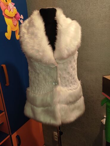 кошелек женский маленький: Белая женская жилетка с меховой отделкой. - Материал: плотное вязаное