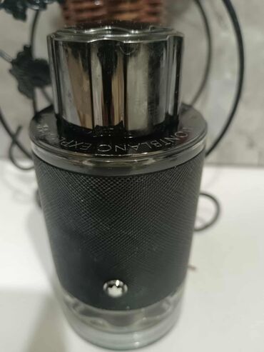 Parfemi: Crna bočica parfema Versace Crystal Noir sa fasetiranim čepom u obliku — 14