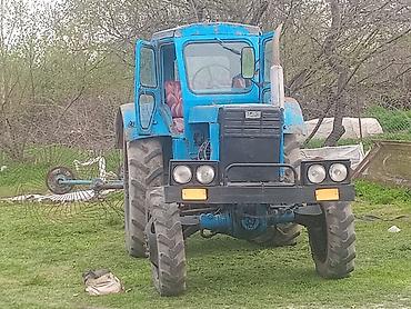 yem qıran: Mavi rəngli təkərli traktor, arxaya qoşulan ot yığan/çırpıcı (saman-ot — 2