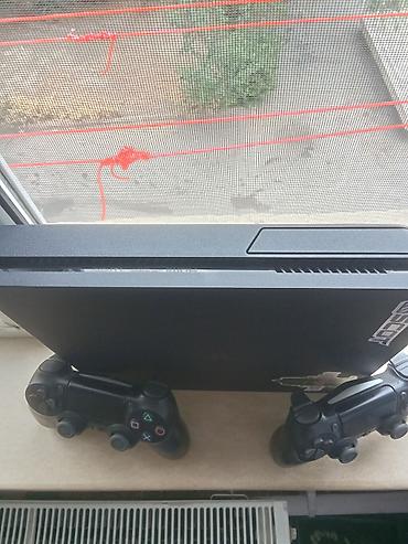 pse 4: PlayStation 4 Slim oyun konsolu + 2 ədəd DualShock 4 idarəetmə pultu — 4