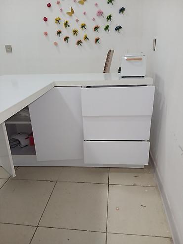 stol ev ucun: Ağ rəngdə L formalı ofis/iş masası - Modern, minimal dizayn; parlaq — 2