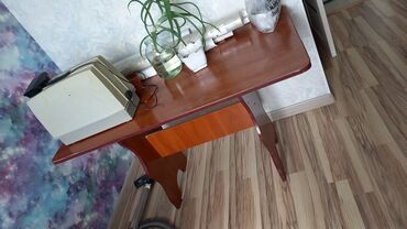 слесарный стол: Кухонный Стол, цвет - Коричневый, Б/у