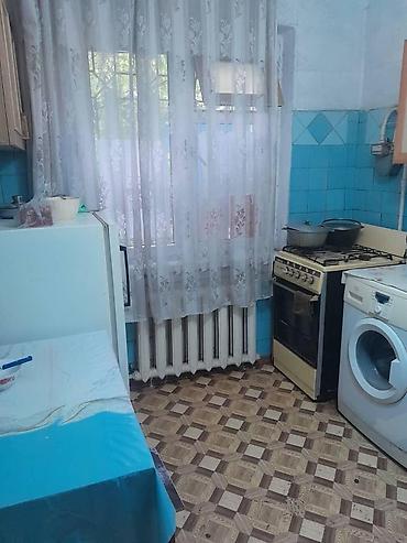 3 бөлмө, 58 м², 8-мкр 104-серия, 1 кабат, Эски ремонт