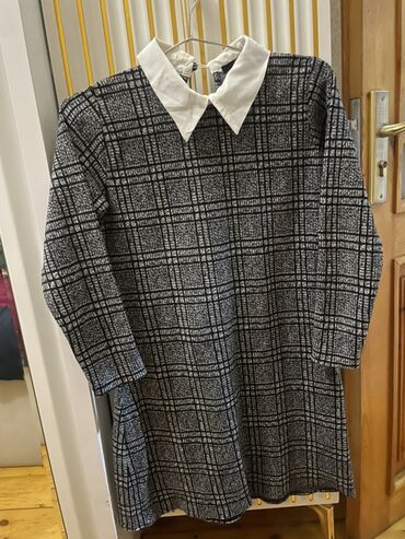 qiz ucun don: Qara-ağ dama (plaid) naxışlı, düz kəsimli qolsuz olmayan mini/orta