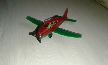 Oyuncaqlar: Sovet istehsalı təyyarə modeli satılır. Materialı plasmasdır. Bir — 2