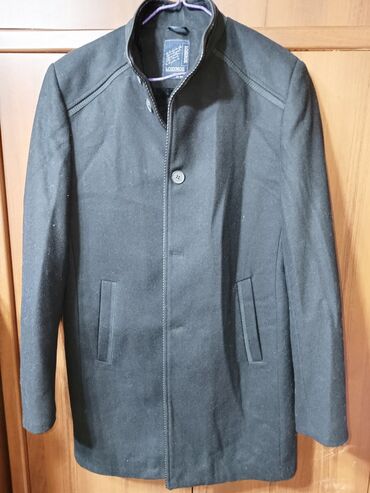 мужские пальто: Пальто без порчи в отличном состоянии. покупали за 7000 отдам за 2000