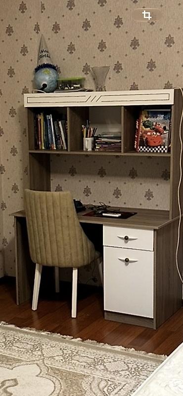 Tələbə və ya ofis üçün funksional iş masası və üst rəfli kitablıq