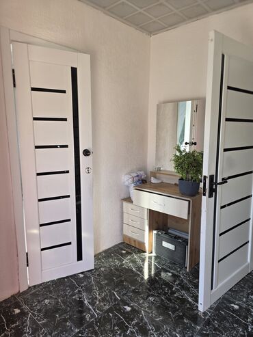 кровать сокулук: Ички эшик айнек менен, түсү - Ак