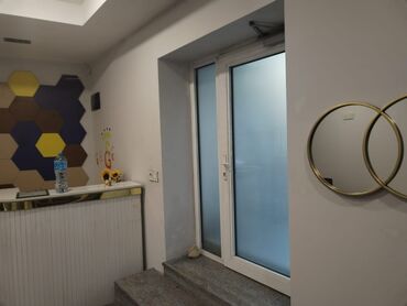 Digər kommersiya daşınmaz əmlakı: Kirayə obyekt – böyük sahəli məkan Xüsusiyyətlər: - Planlaşdırma — 8