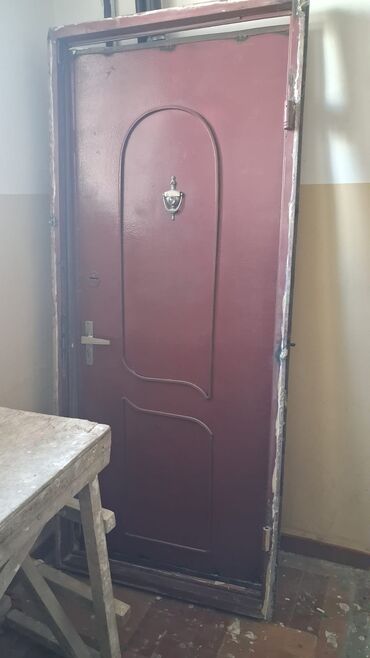qapi tutacaqlari: Metall giriş qapısı - Material: polad/metall konstruksiya - Rəng