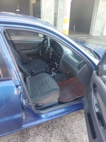 Другие автомобили: Седан синего цвета, компактный и экономичный. Кузов 4‑дверный — 3