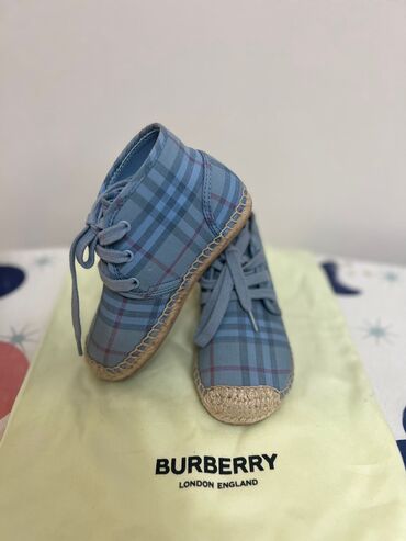 li ning обувь: Burberry. Детская обувь. Оригинал. Размер 25. Пару раз носили. Внутри