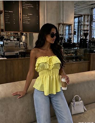 cvece mindjuse: Ženska letnja bluza bez bretela – model sa volanima
1800 din 
S M L — 1