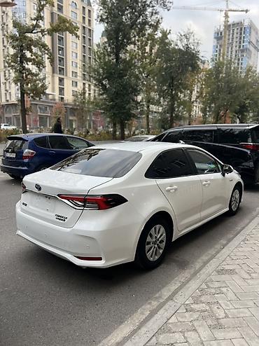продажа гибридных автомобилей: Toyota Corolla: 2023 г., 1.8 л, Вариатор, Гибрид, Седан — 4