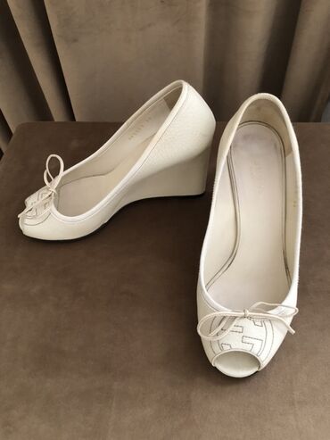 Basanoşka və səndəllər: Gucci, Ölçü: 36, rəng - Ağ, İşlənmiş