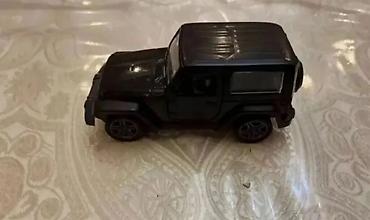 jeep wj: Qara rəngli oyuncaq off-road jeep modeli - Material: metal korpus — 2