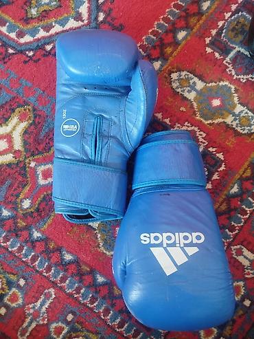 Боксерские перчатки adidas, синие. - Модель с манжетой на липучке для at lalafo.kg Боксерские перчатки adidas, синие. - Модель с манжетой на липучке для