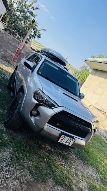 авто присеп: Toyota 4Runner, серебристый внедорожник с доработками для путешествий