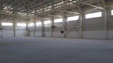 аренда дачи баку: Geniş və açıq planlı bir sənaye anbarı. Divarlar açıq rəngdədir və