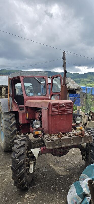 Traktorlar: Kənd təsərrüfatı işləri üçün universal təkərli traktor