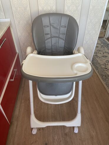 стол и стульчик для ребенка: Стульчик для кормления Б/у