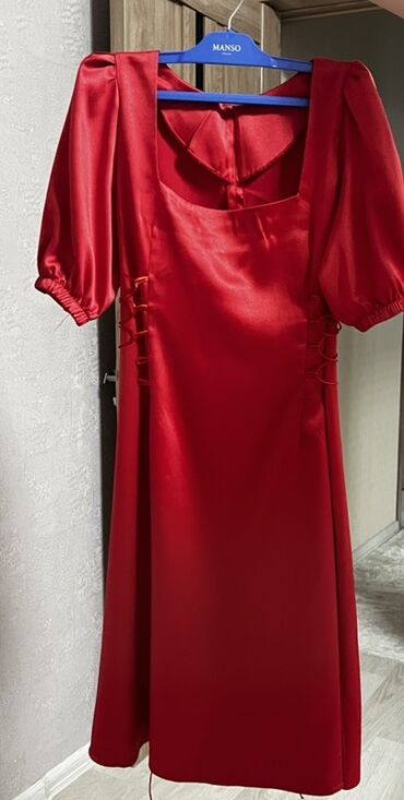 son zeng ucun donlar: Qırmızı atlas görünümlü midi don - Rəng: parlaq qırmızı - Parça