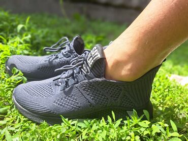 Кроссовки и спортивная обувь: Супер легкие удобные кроссовки . чёрные и серые размеры 40