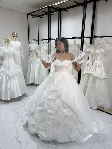 свадебное платье без кольца: Пышное свадебное платье с корсетом-бюстье и длинным шлейфом. -