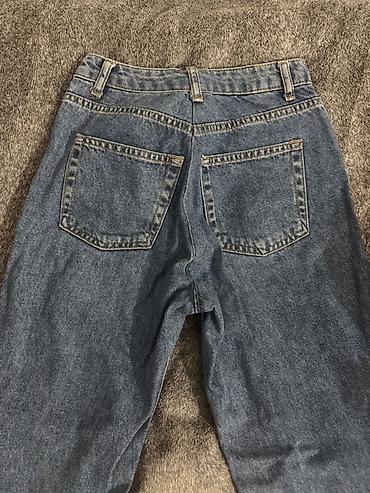 Cinslər: Koton markalı mavi denim cins şalvar

Mom jeans
Olcu 34 — 2