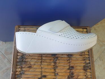 Papuče: Kozne anatomske klompe 
Cena 3950 din 36-41 — 1