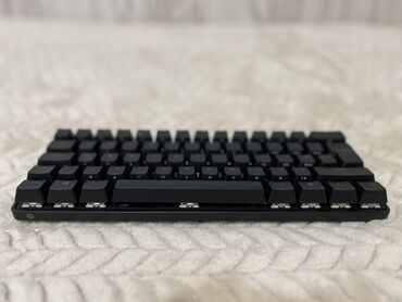 apex 7: SteelSeries Apex 9 Mini oyun klaviaturası. Qara rəngdədir, yığcam 60%