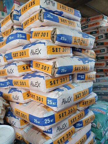 амк панели: Мешки со строительной смесью AlinEX SET 301, каждый весом 25 кг. Эта