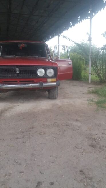 ваза стеклянная прозрачная высокая без узора: VAZ 2106 sedan – klassik sovet modeli. Rəng: qırmızı. Kuzov 4 qapı