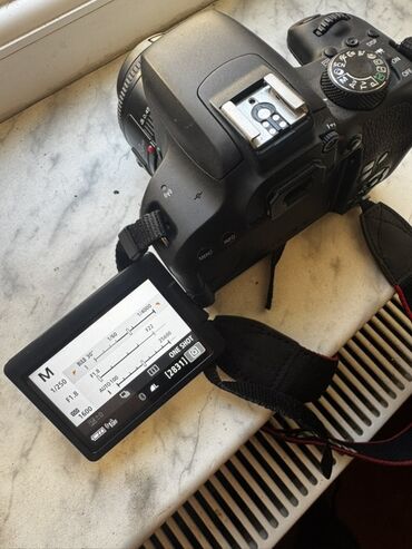 diş aparati: Canon DSLR fotoaparat, çevrilə bilən LCD ekranlı. Ekranda tam manual