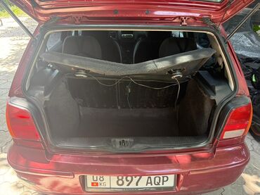 мерс автомобиль: Красный хэтчбек с просторным багажником, оборудованным задней полкой