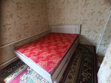 продам кровать бу: Двухспальная кровать, с матрасом, в хорошем состоянии