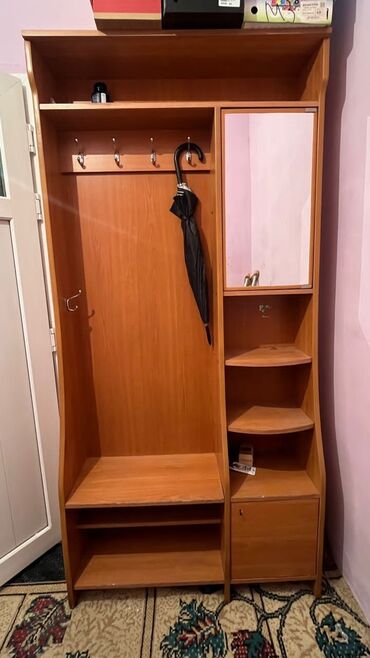 вместо прикроватных тумбочек: Срочно продается шкаф в прихожую и тумбочки 2 шт. Шкаф 3000, тумбочки
