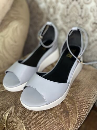 обувь женская 40: Продам почти новые босоножки на платформе,одевала 2 раза всего,вид как