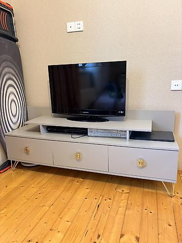 TV üçün media konsolu - Rəng: Açıq boz - Dizayn: Minimalist, şaquli