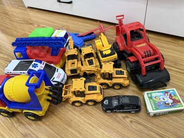 детские игрушки: Все за 800 сом. Набор игрушечных машинок, включающий в себя