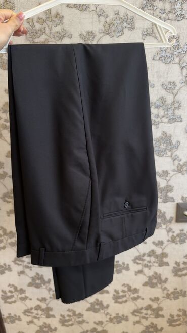 Kostyumlar: Təzə kostyum. Heç vaxt geyinilməyib. Etiketi üstündə. Ölçü uyğun — 9