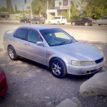 мотоцикл с автоматической коробкой передач: Седан Honda Accord (поколение конца 90-х – начала 1999х), серебристый