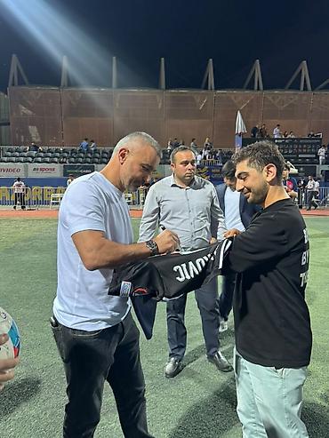 neftci forma satisi: Kolleksiya üçün nadir futbol dəsti - Avtograflı futbol topu: Rəsmi — 2